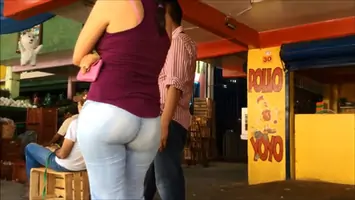 Nalgona en el mercado jugeria esposo